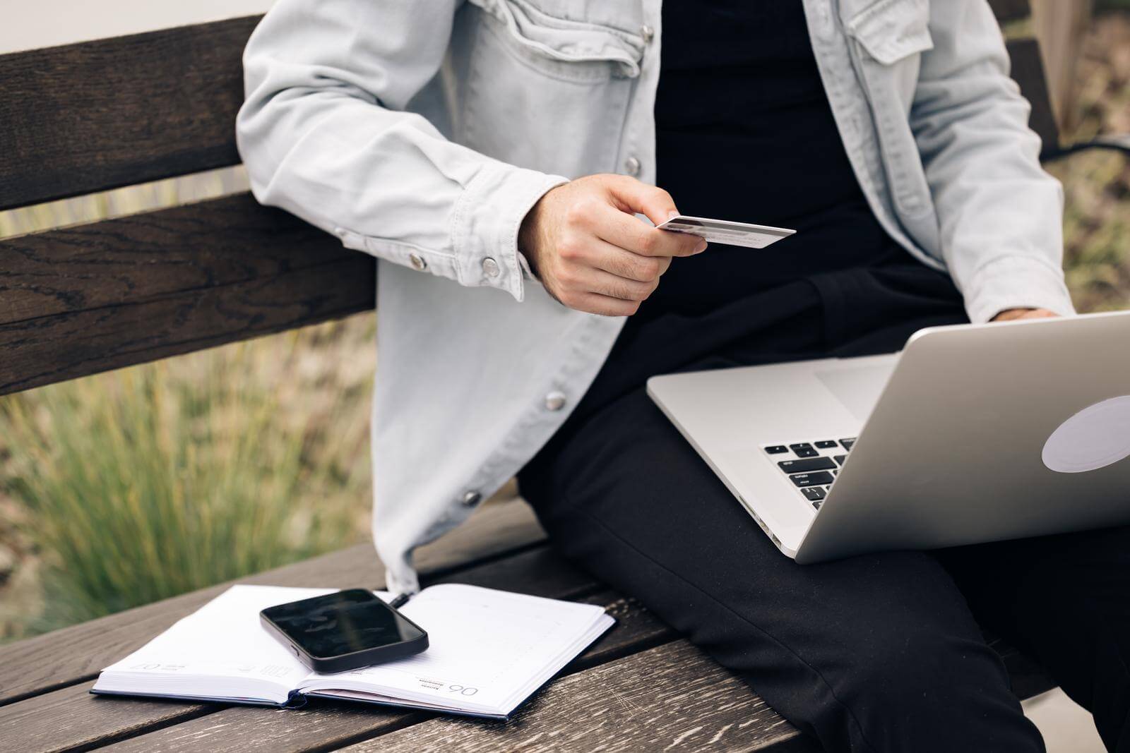 mann mit laptop, ec karte und handy